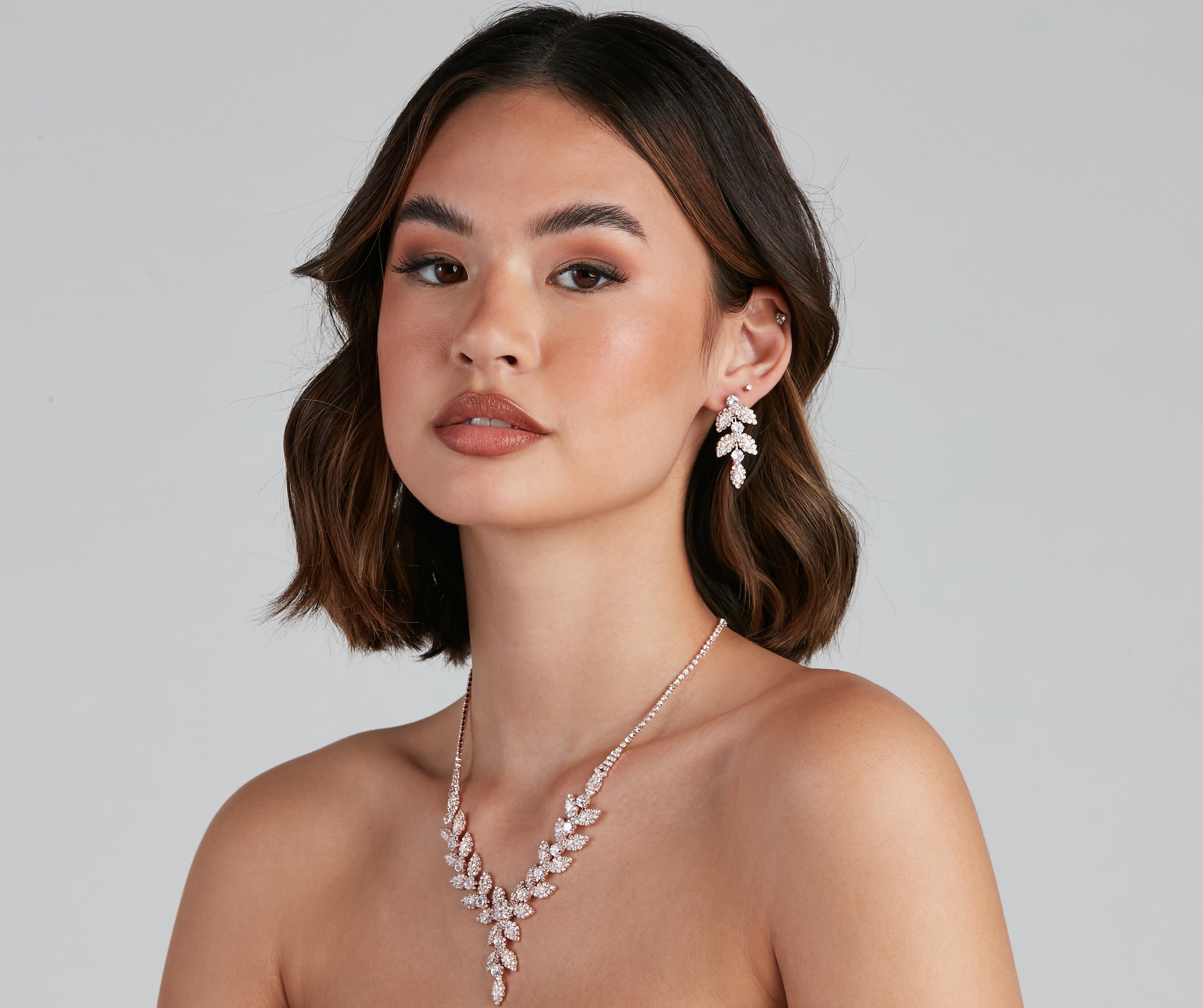 Elegant Stunner Necklace And Earrings Set - Image 2